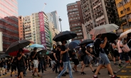 홍콩 '복면시위' 거리행진…지하철역에 화염병 투척도