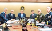 중앙에 앉은 트럼프, 옆자리 앉은 오바마…‘상황실 사진의 의미’