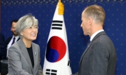 한국 찾은 스틸웰 “한일관계 진전 모습 지켜봤다”
