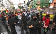 “볼리비아 시위대 국영방송 점거…대통령궁 경찰도 시위 가세”
