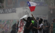 칠레 정부 “‘피노체트 헌법’ 바꾸겠다”…시위대 요구 수용