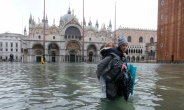 홍수에 갇힌 베네치아 ‘재난’선포…1200년 산마르코대성당도 침수
