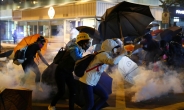 ‘이공대 봉쇄’ 홍콩경찰 “항복만이 살길”…시위대 탈출행렬 속 수백명 '최후 항전'