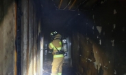 아파트 실내 충전 전동스쿠터 또 폭발·화재…1명 화상