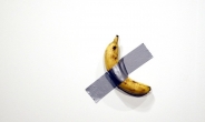 ‘1.4억짜리 바나나’ 작품 먹어치운 행위예술가