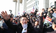 교통대란·폭행 논란에도 ‘들뜬' 한국당, 19일까지 국회점령 ‘계속’…“전세 냈나” 비판도