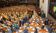 “난감하네”...‘비례’ 붙은 한국당·민주당 출범