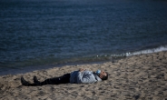 스페인판 트럼프?…코로나 저지하려 해변에 표백제 살포