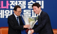 [헤럴드pic] ‘꽃다발 받는 이인영 원내대표’
