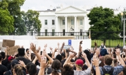 ‘흑인사망’ 항의시위대 美백악관 진입 시도…한때 봉쇄조치
