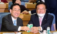 [헤럴드pic] 사이다 든 주호영 원내대표와 정진석 의원