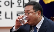 [헤럴드pic] 물마시는 김태년 원내대표
