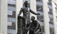 ‘노예 해방’ 링컨 동상이 인종차별 시위대 표적된 이유는?