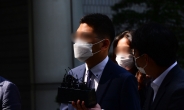 [헤럴드pic] 굳은 표정으로 법원 출석하는 전 채널A 기자