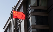 “中 총영사관, FBI 수배 중국 군 연구원 은신처 제공했다”