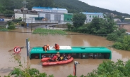 ‘물폭탄’ 탓에…운행중 빗물속에 잠겨버린 시내버스