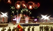 북한, 열병식 뒤 횃불행진에 불꽃놀이·퍼레이드도…행사 이어져
