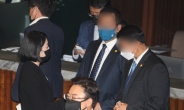 [헤럴드pic] 청와대 경호원에게 항의하는 배현진 의원