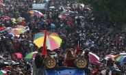 태국 국왕, 반정부 시위 중심 대학서 학위 수여하며 건재 과시