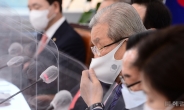 [헤럴드pic] 마스크를 고쳐쓰는 국민의힘 김종인 비상대책위원장
