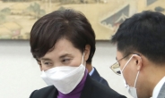 [헤럴드pic] 교육위 전체회의에 출석하는 유은혜 장관