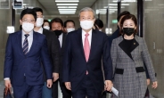[헤럴드pic] 회의실로 향하는 국민의힘 김종인 비상대책위원장