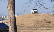 경주 고분 위 주차 SUV 차주 ‘묵묵부답’…경주시 “운전자 고발”