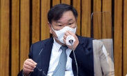 [헤럴드pic] 마스크를 만지는 더불어민주당 김태년 원내대표
