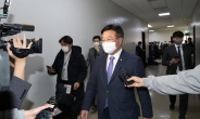 [헤럴드pic] 위원장실을 나서는 윤호중 법사위원장