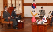 [헤럴드pic] 환담을 나누는 박병석 국회의장-왕이 외교부장