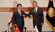 [헤럴드pic] 인사하는 박병석 국회의장-왕이 외교부장