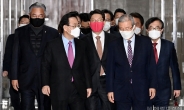 [헤럴드pic] 회의실로 향하는 김종인 비상대책위원장과 주호영 원내대표