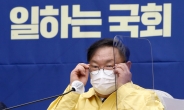 [헤럴드pic] 안경을 고쳐쓰는 더불어민주당 김태년 원내대표