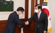 [헤럴드pic] 악수하는 박병석 국회의장과 변창흠 국토교통부 장관