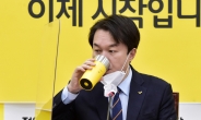 [헤럴드pic] 물 마시는 김종철 정의당 대표