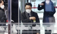 [헤럴드pic] 출입증을 만지는 김진욱 초대 고위공직자범죄수사처 처장 후보자