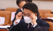 [헤럴드pic] 안경을 고쳐쓰는 김진욱 후보자