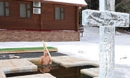 푸틴, 영하 20도 날씨에  얼음물 '첨벙'…정교회 주현절 입욕 행사