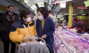 [헤럴드pic] 시장을 방문한 박영선 전 장관
