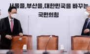 [헤럴드pic] 자리에 앉는 국민의힘 김종인 비상대책위원장과 주호영 원내대표