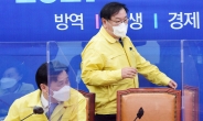 [헤럴드pic] 회의실로 들어오는 김태년 더불어민주당 원내대표