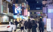 [르포] 밤 10시 붐비는 거리, ‘예약’ 택시, 그리고 화난 상인 “자영업자 달래기용”[촉!]