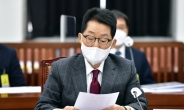 [헤럴드pic] 자료를 살펴보는 박지원 국가정보원장