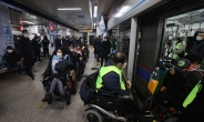 서울교통공사, ‘설연휴 연착 시위’ 장애인 단체 고소 계획