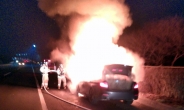 고속도로 달리던 BMW에 화재…운전자 대피