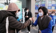 [헤럴드pic] 주민과 인사하는 박영선 더불어민주당 서울시장 후보