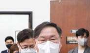 [헤럴드pic] 회의실로 들어오는 김태년 더불어민주당 대표 권한대행