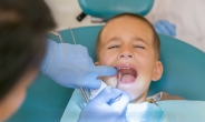 흔들리는 유치 바로 빼야하나?…올바른 ‘유년기 치아 관리법’은