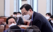 [헤럴드pic] 대화하는 주호영 국민의힘 원내대표와 우상호 더불어민주당 의원