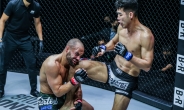 ‘OK’ 옥래윤, UFC 챔프 출신 알바레즈에 압승 ‘파란’